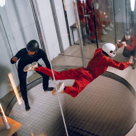 Профессиональные инструкторы обучают фристайл-полету в аэродинамической трубе в прошлом году