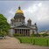 Исаакиевский собор в Санкт-Петербурге под облачным небом во время весенней прогулки в парке - превью 2