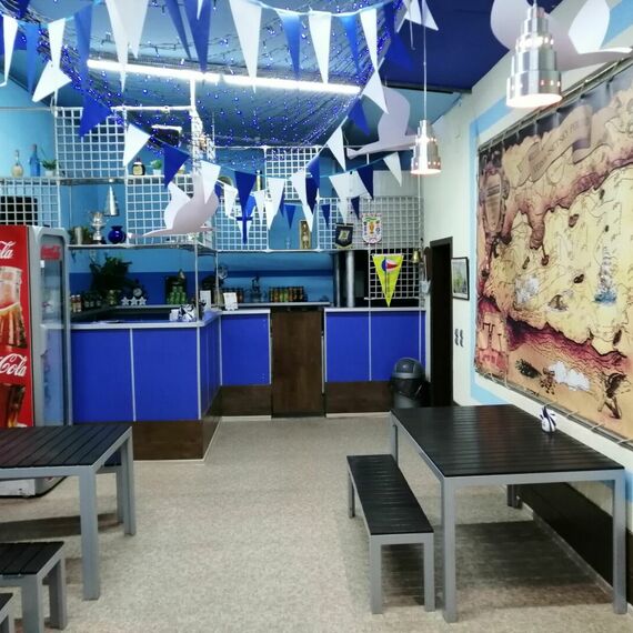 Уютное кафе с морской тематикой и украшениями, расположенное в центре города, идеально для встреч и отдыха. Фото 5