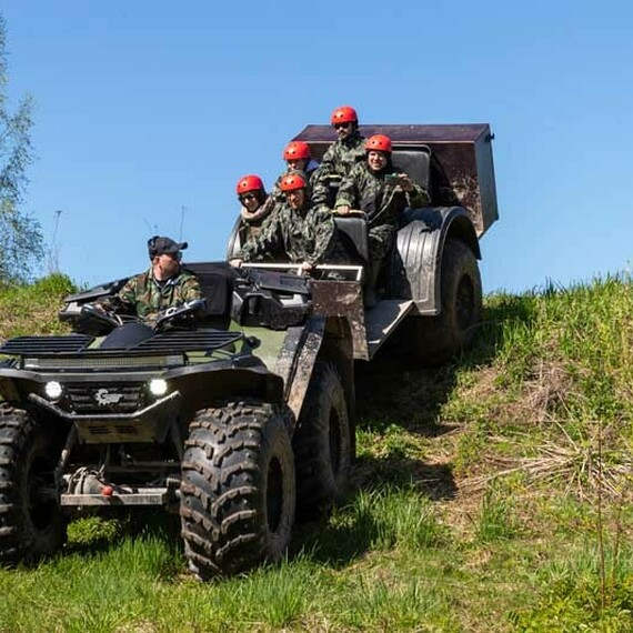 Военные учения на специализированной технике в лесной местности в солнечный день. Фото 21