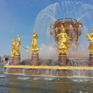 Золотой фонтан на ВДНХ в Москве, окружающий его статуи, сверкает под ясным голубым небом в солнечный день - превью 1