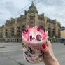 Ручная свеча с цветами на фоне здания в центре города в пасмурный день - превью 1