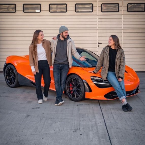 Заезд на спорткаре McLaren 720S на гоночном треке