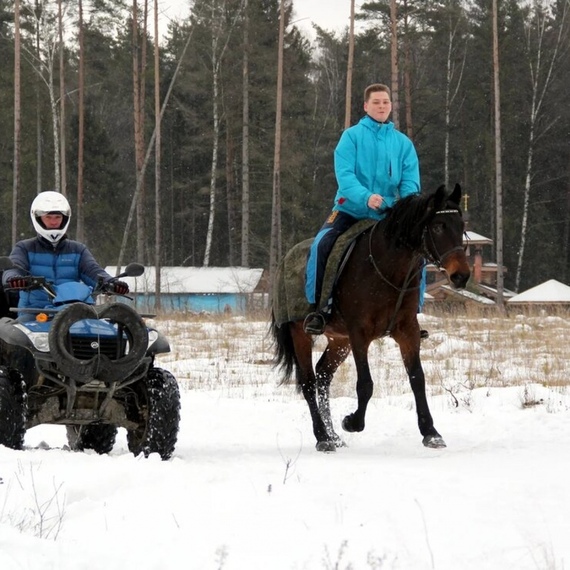 Наездник на лошади и человек на квадроцикле в зимнем лесу, Россия. Фото 8