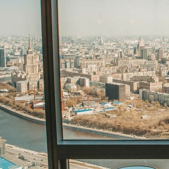 Панорамный вид на Москву с высоты, отображающий реки и исторические здания. Фото 27