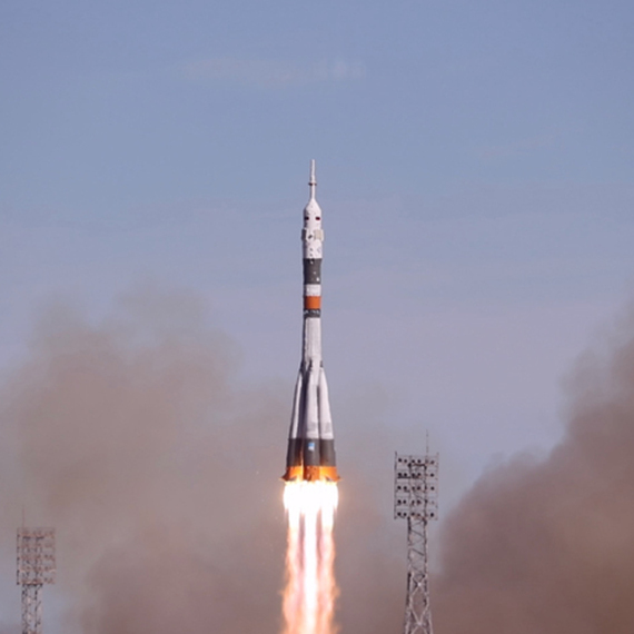 Запуск ракеты с космодрома в ясный день во второй половине дня, внимание к деталям и мощным выбросам огня. Фото 49