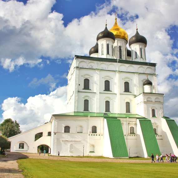Кремль с белыми стенами и золотыми куполами, солнечный день на фоне голубого неба