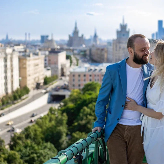 Молодая пара наслаждается встречей на крыше в центре Москвы в солнечный день