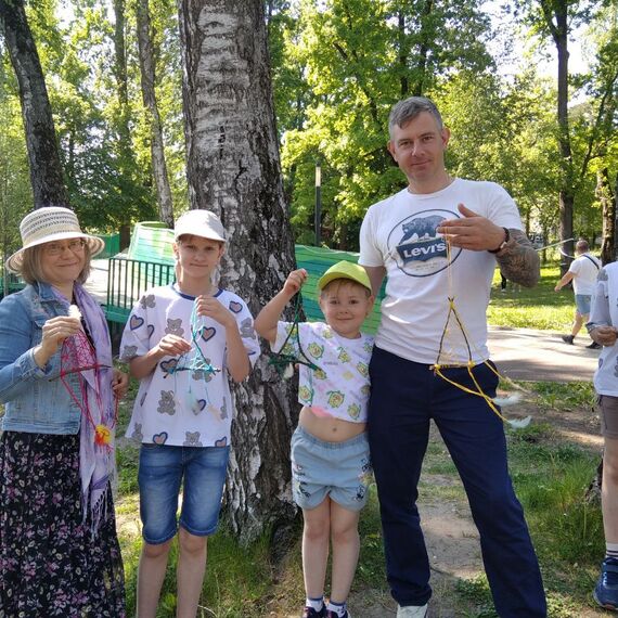 Семейный день на природе с рукоделием в парке весной. Фото 30