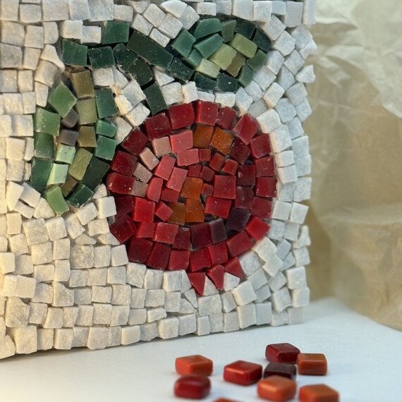 Мозаичные картины с птицами в пастельных цветах на нейтральном фоне. Главное фото