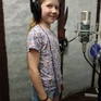Девочка поет в звукозаписывающей студии во время записи песни летом - превью 1