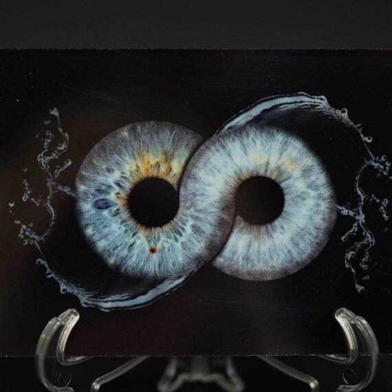 Фотография радужки глаза на акриловом стекле . Главное фото