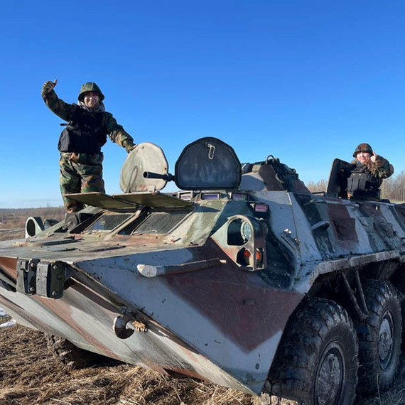 Военные на БТР проводят учебные задачи на открытом поля в солнечный день. Фото 18