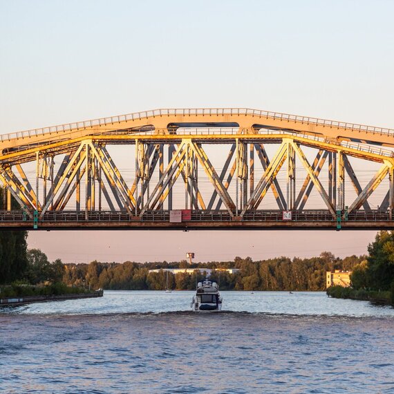 Мост через реку в вечернее время с проходящим катером. Фото 15