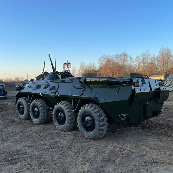 Бронированная машина на военном учении в лесной местности в начале весны. Фото 11