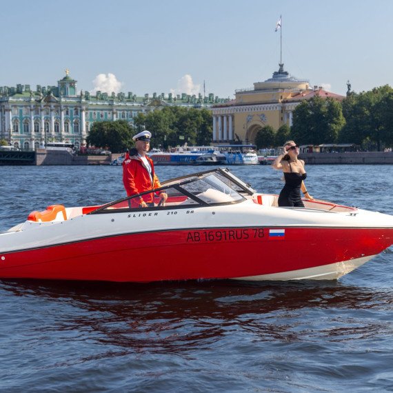 На воде моторная лодка с капитаном и пассажиром в Санкт-Петербурге. Фото 12