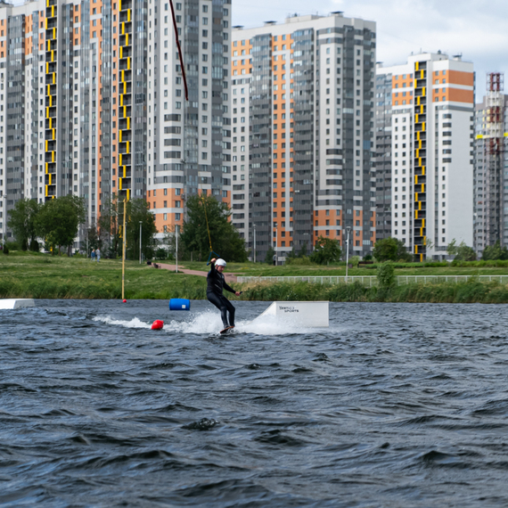 Водные лыжи на фоне современных зданий у реки в летний день. Фото 9