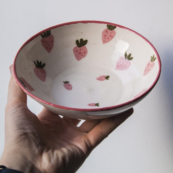 Керамическая чаша с рисунком клубники, ручная работа, в руке, на ней видны яркие детали. Фото 9