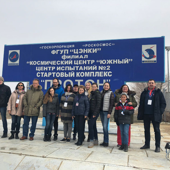 Группа людей у знака космического центра на старте испытаний в комплексном центре в феврале. Фото 75