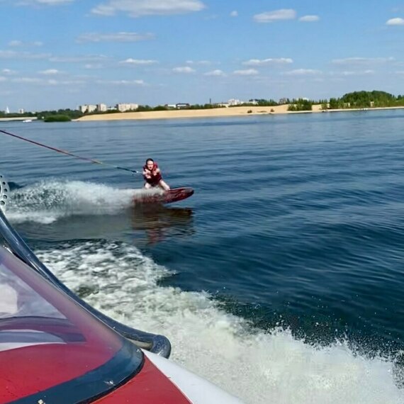 Водные лыжи на спокойной воде озера в солнечный день, недалеко от берега. Фото 5