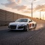 Спортивный автомобиль на треке, рекламирующий 24 часа Ле-Мана, подготовленный для гонки - превью 1