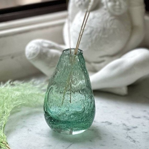 Ваза с ароматическими палочками на подоконнике в светлом помещении. Главное фото