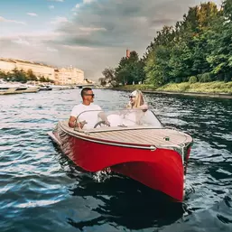 Прогулка за штурвалом катера по Москве-реке