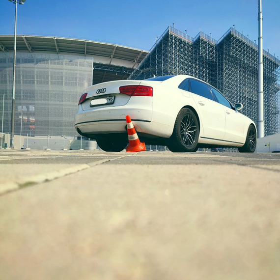 Белый автомобиль припаркован рядом со строительной площадкой в солнечный день. Фото 4