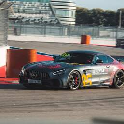 Заезд на автомобиле Mercedes-Benz AMG GT R