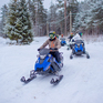 Зимние приключения на снегоходах в лесу, радостные моменты и дружеское сотрудничество - превью 1 Зимние приключения на снегоходах в лесу, радостные моменты и дружеское сотрудничество - превью 1
