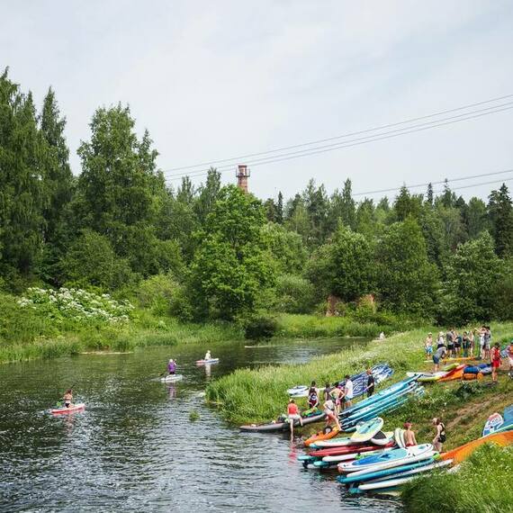 Летний день на реке с каяками и людьми, наслаждающимися природой в Подмосковье. Фото 14