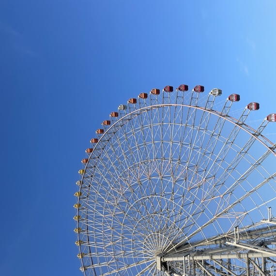 Огромное колесо обозрения и телебашня на фоне вечернего неба в Москве. Главное фото