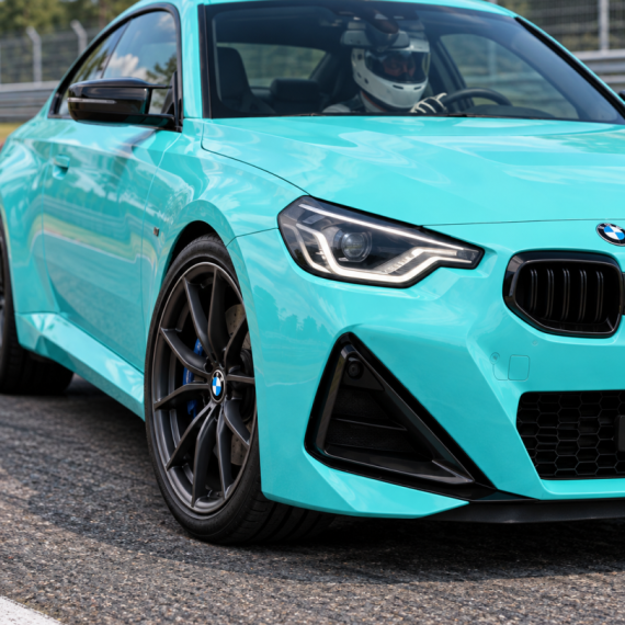 Заезд на спорткаре BMW M240 на гоночном треке