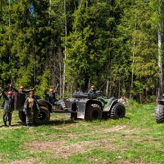 Группа людей на квадроциклах в лесу во время активного отдыха. Фото 11