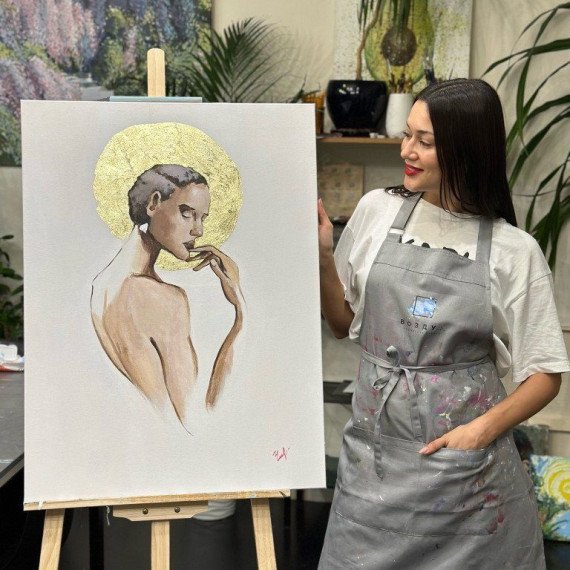 Художник представляет свою картину в студии. Главное фото