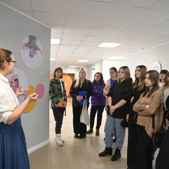 Экскурсия группы студентов по арт-выставке в современном центре искусства в России. Фото 11