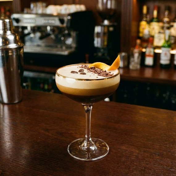 Коктейль с кофе и шоколадом на барной стойке в уютном баре