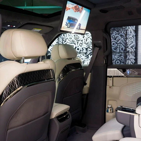 Современный интерьер luxury автомобиля с белыми и темными сиденьями, созданный для комфортных поездок в 2023 году. Фото 9