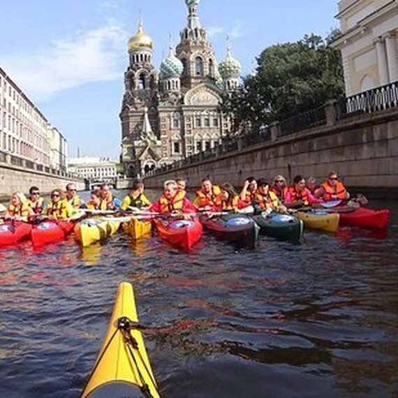 Групповая каякинг-встреча на канале в Санкт-Петербурге в солнечный день. Фото 8