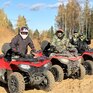 Мужчина на квадроцикле преодолевает деревянный мост в лесу во время хорошей погоды - превью 1