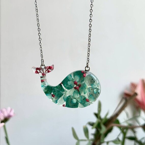 Браслет с засушенными цветами ручной работы из дерева и смолы. Главное фото