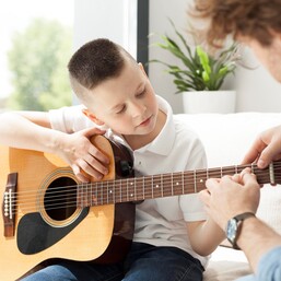 Занятия по игре на гитаре для детей