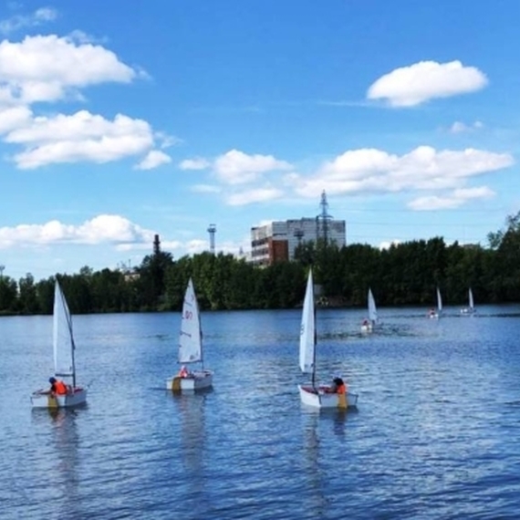 Летний день на озере с парусными лодками и любителями активного отдыха. Фото 8