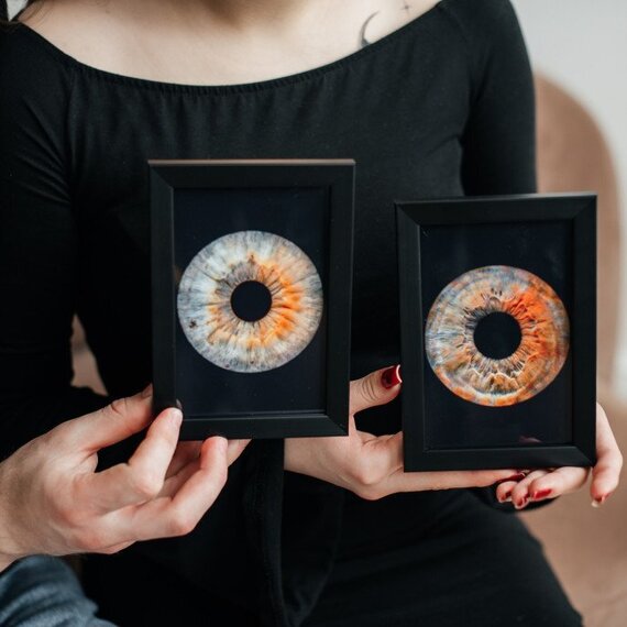 Фотография радужки глаза в рамке - изображение 3