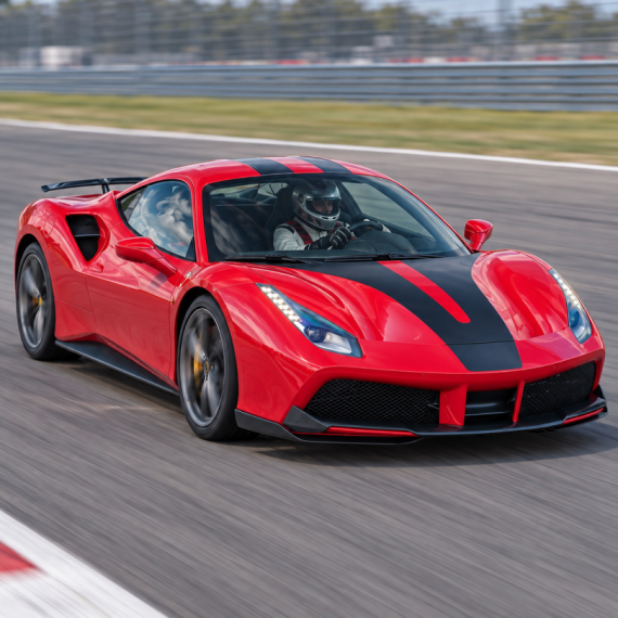 Заезд на спорткаре Ferrari 488 GTB на гоночном треке