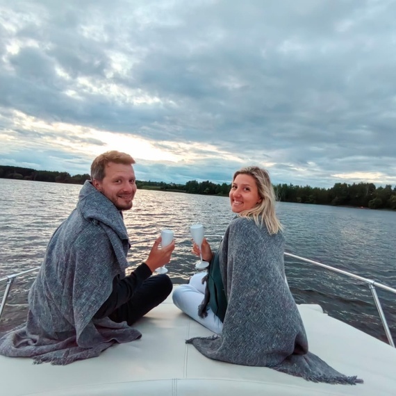 Совместный отдых на лодке во время заката на водоеме. Фото 9