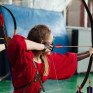Стрельба из лука на соревновании в спортзале в Москве - превью 1