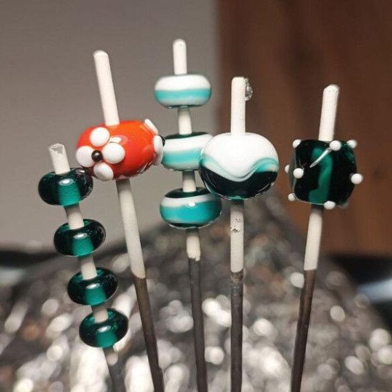 Изготовление стеклянных бусин на мастер-классе по стеклодувству в студии Изготовление стеклянных бусин на мастер-классе по стеклодувству в студии