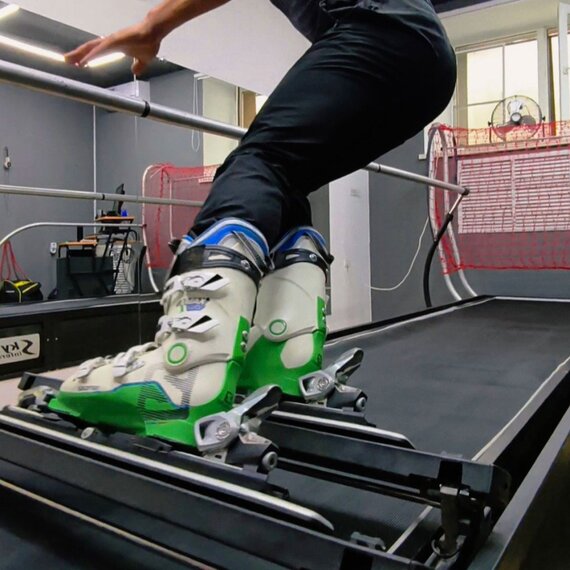 Тренировка на беговой дорожке для лыжников в спортивном центре. Главное фото