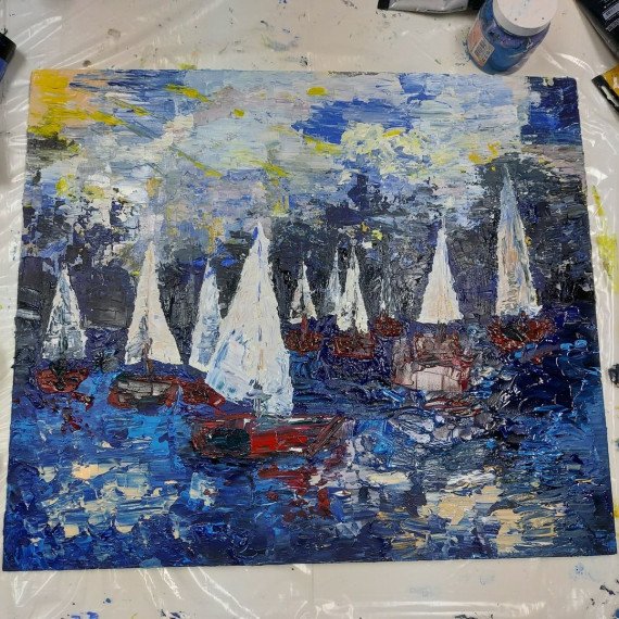 На картине изображены парусники на воде под ясным небом с облаками. Главное фото